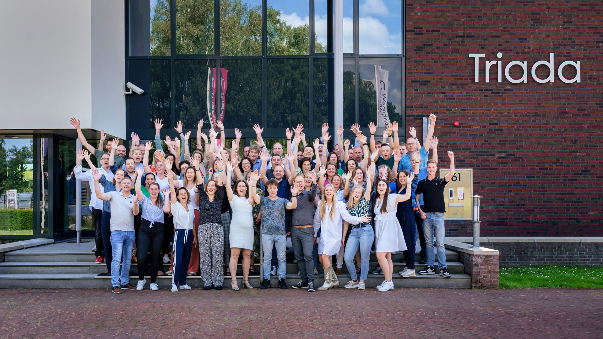 Zwaaiende Triada medewekers 2024