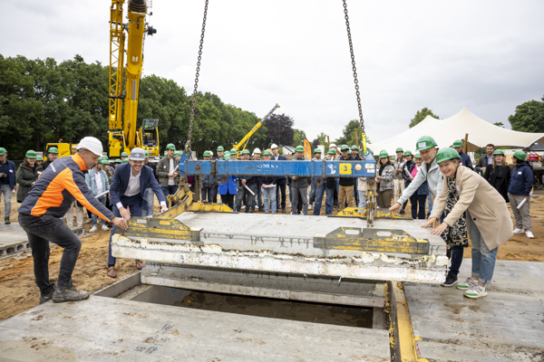 Legging vloerplaat tijdens viering start bouw wijk Griseeweg