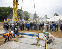 Legging vloerplaat onder confettiregen tijdens viering start bouw wijk Griseeweg