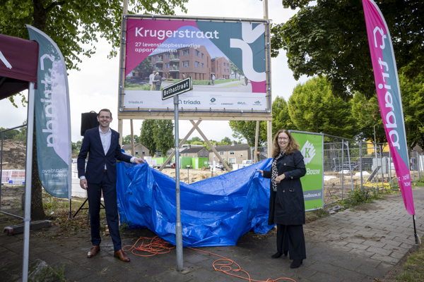Bouwbord wordt onthuld door aannemer en bestuurder Triada