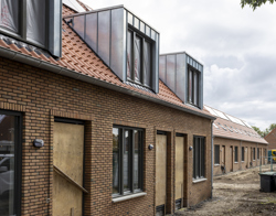 Vooraanzicht eengezinswoningen en starterswoningen 