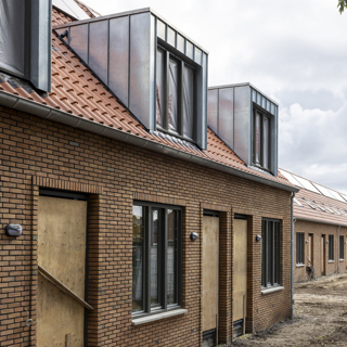 Vooraanzicht eengezinswoningen en starterswoningen 