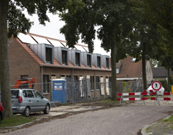 Zijaanzicht starterswoningen met rode zonnepanelen