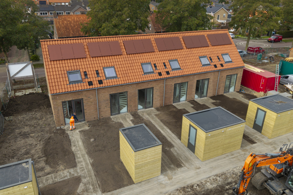 Bovenaanzicht achterzijde starterswoningen met bergingen en straatwerk achtertuin