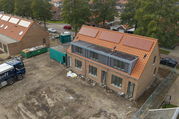 Bovenaanzicht achterzijde eengezinswoningen zonder bouwketen