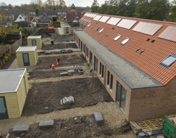 Bovenaanzicht achtertuinen seniorenwoningen met bergingen en straatwerk